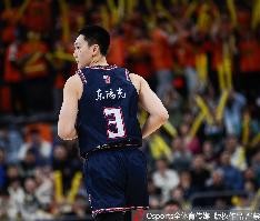 九游体育-状态出色！胡明轩半场7中5高效拿下两队最高16分外加1板3助1断